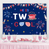 Er ist zwei coole blaue Happy 2. Geburtstags Hintergrund für Jungen